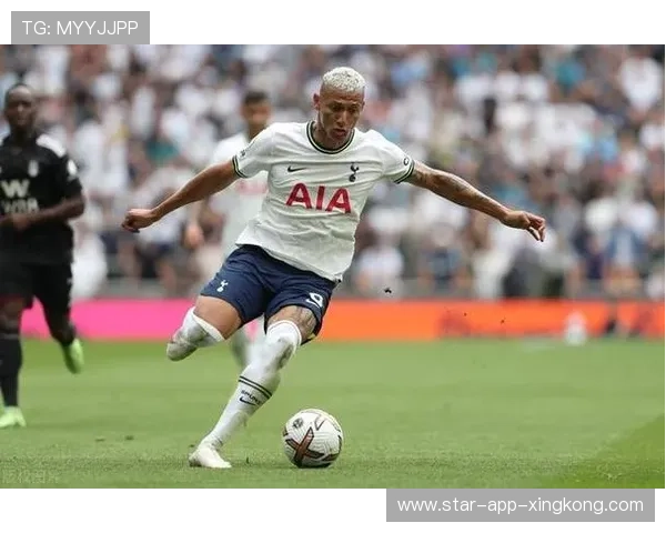 热刺后场长传准确找到插上的前锋