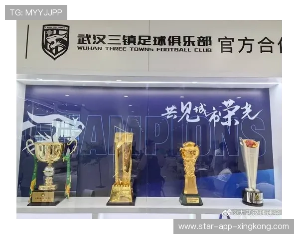 武汉三镇外线起速极快,带球方式非常流畅 武汉三镇外线起速极快,带球方式非常流畅